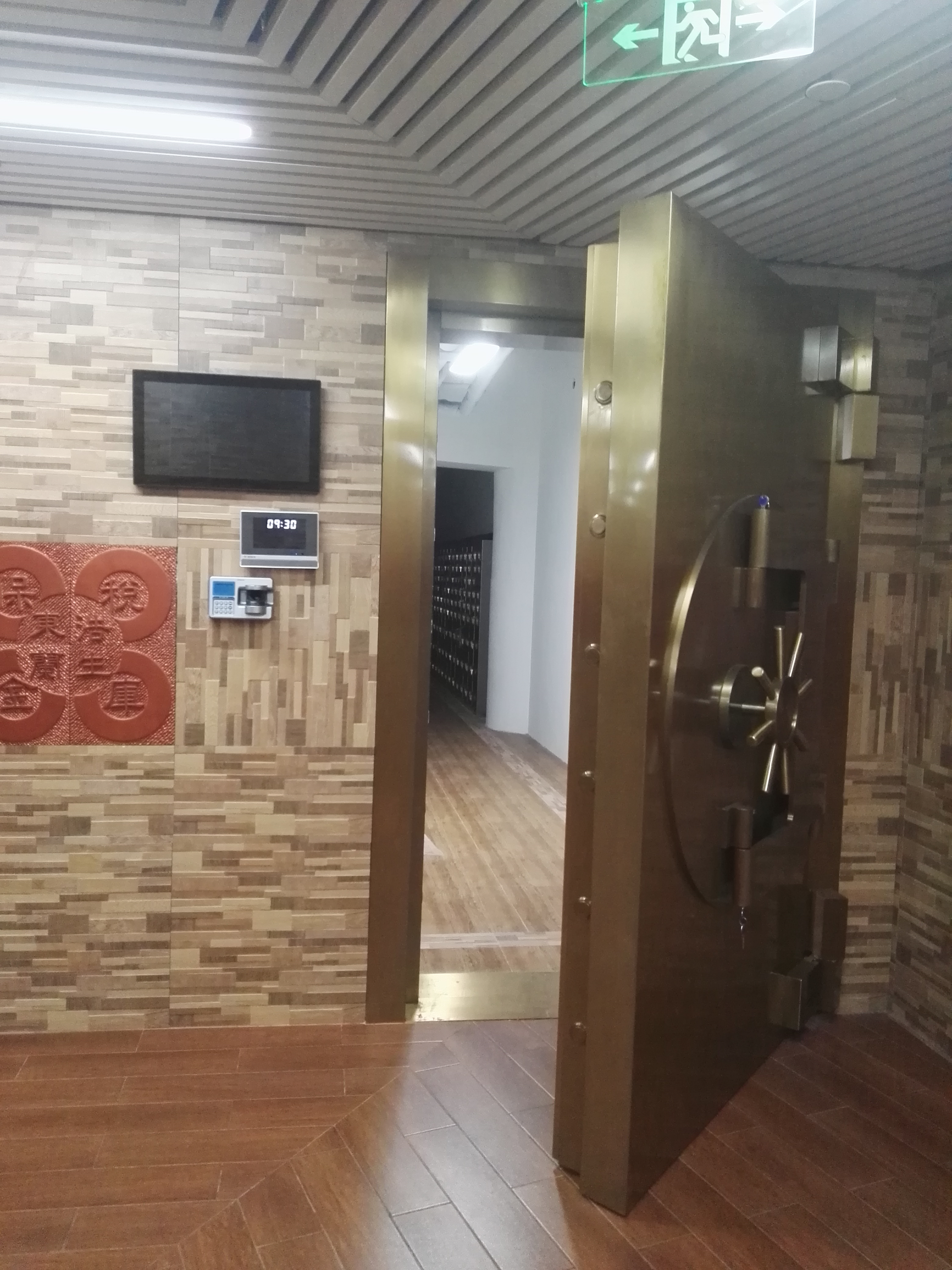 廣州博物館文物庫(kù)房門(mén)、不銹鋼鈦金金庫(kù)門(mén)安裝后效果圖